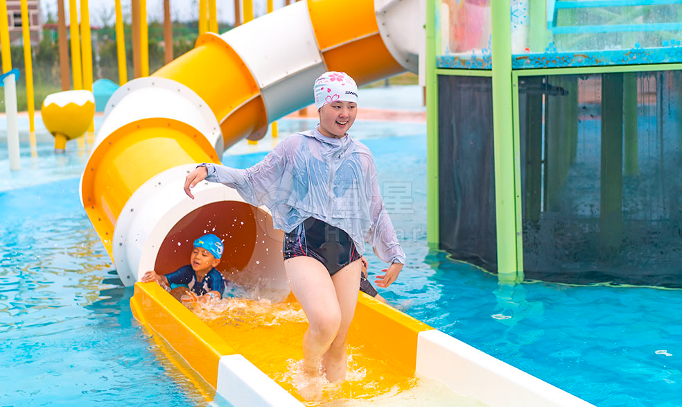 低龄友好型儿童水上滑梯！海星厂家定制，封闭式螺旋守护嬉水安全